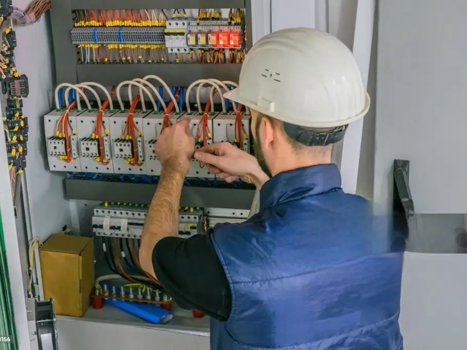 Elecktrical worker